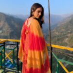 Aksha Pardasany Instagram - Flowery mountainy pathway ❤️