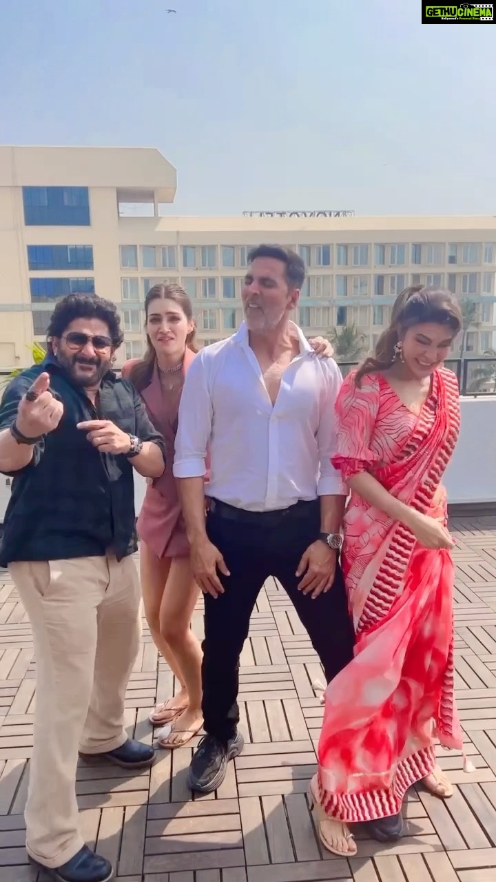 Akshay Kumar Instagram - Saare Bolo Bewafa!! 👻 Are you tripping on this song too?? 💃🏻💃🏻😍😍 @arshad_warsi @akshaykumar @jacquelinef143