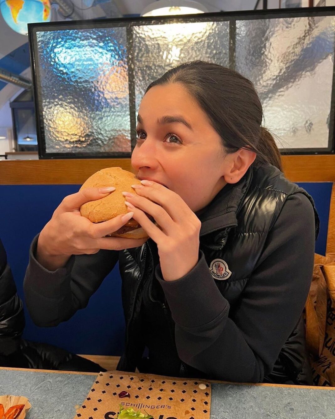Alia Bhatt Instagram - Happy century to Gangubai & happy vegan burger + fry to Alia 🙃💯 Thank you for all the love 🤍🌙