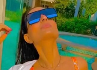 Ameesha Patel Instagram - Posted @withregram • @bollywoodsirens The #Gorgeous #Favorite @ameeshapatel9 gives #Summer #BodyGoals ! 🔥🔥🤩🤩 #SwimmingPool #Slayer #Mermaid 😘 #KillingIt #summertime #Pool #AmeeshaPatel #BollywoodSirens