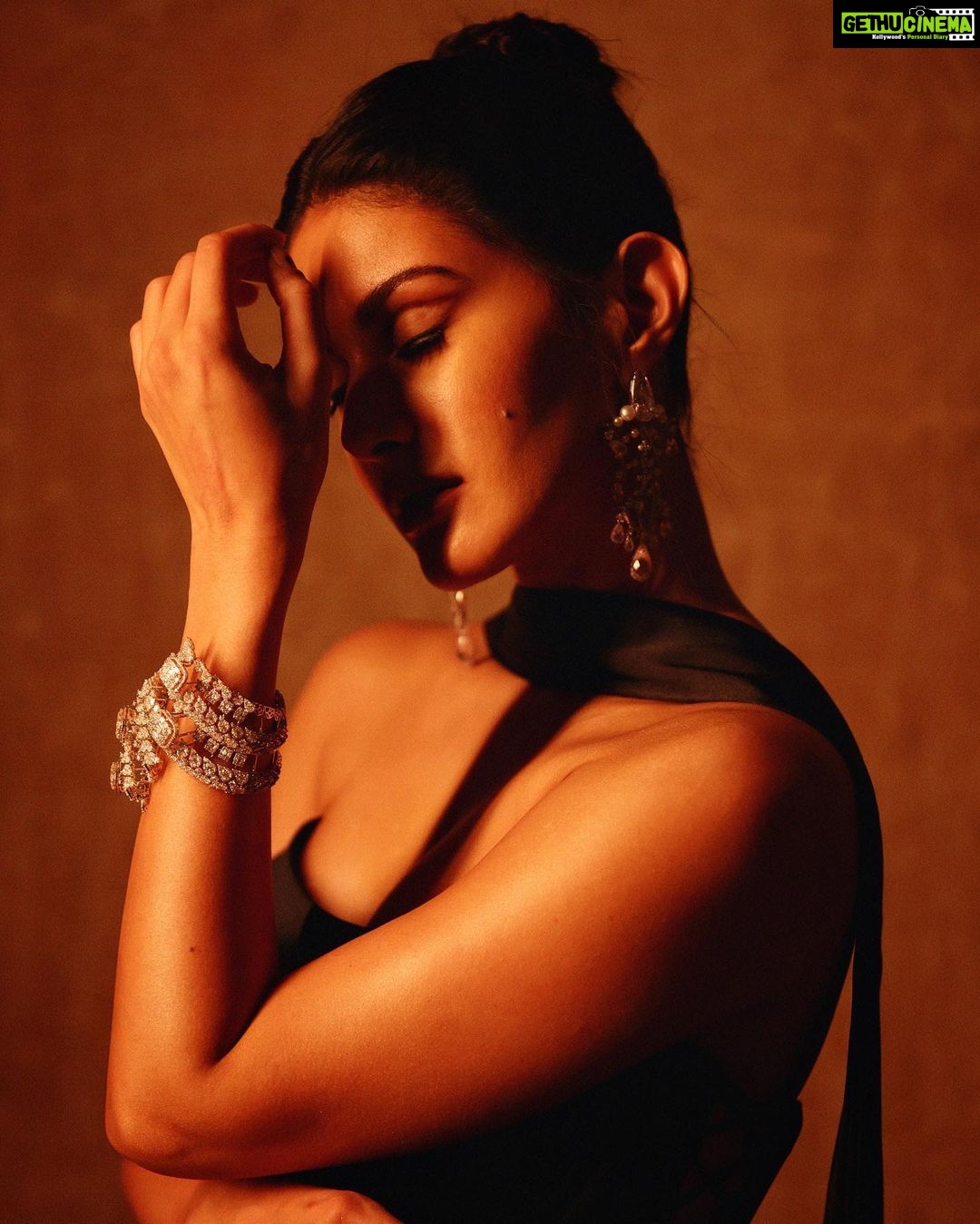Amyra Dastur Instagram - Ready for my close up 📸 . Dressed in @antithesis.in with jewellery from @anabelachan @ruanijewellerycollective for the @hellomagindia Hall of Fame Awards 💫 . Styled by @malvika_tater Hair by @hairstylist_madhav MUA @nidhiagarwalmua Shot by @ishanzaka