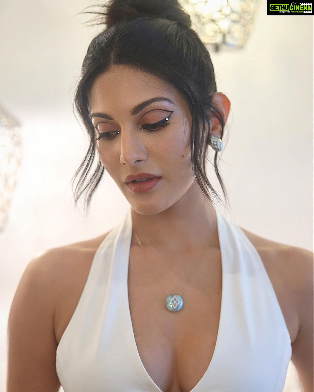 Amyra Dastur - 194.7K Likes - Feeling Euphoric 👁🗨
.
A little glitz and glamor for the launch of “Amaira” by @farahkhanatelier 💎
.
.
.
Hair @hairstylist_madhav
#mua @zoya.makeupandhair
Styled by @malvika_tater
Outfit @peppermayo
Jewellery @farahkhanali @farahkhanatelier @farahkhanworld
📸 @bollywood_photographer