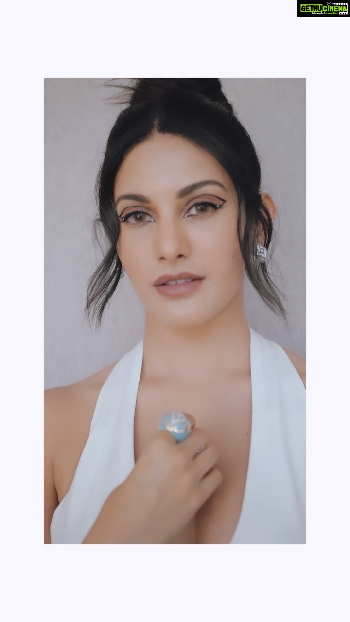 Amyra Dastur Instagram - Making a statement in @farahkhanatelier for the launch of #amaira by @farahkhanali @farahkhanworld πβ¨π . . . Hair @hairstylist_madhav #makeup Artist @zoya.makeupandhair #stylist @malvika_tater Wearing @peppermayo Heels @louboutinworld Shot by @thedocumentaryfilmer @vishalmkatakia . . . #celebrateyourself #finejewelry #farahkhanjewellery The St. Regis Mumbai