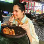 Anasuya Bharadwaj Instagram - A balanced diet is a pizza slice in each hand 🍕😛 #IAmOnFoodEatingDiet #WeekendVibes