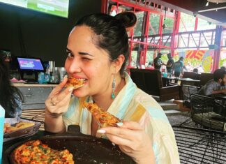 Anasuya Bharadwaj Instagram - A balanced diet is a pizza slice in each hand 🍕😛 #IAmOnFoodEatingDiet #WeekendVibes