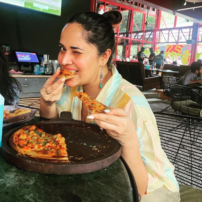 Anasuya Bharadwaj Instagram - A balanced diet is a pizza slice in each hand 🍕😛 #IAmOnFoodEatingDiet #WeekendVibes