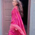 Andrea Jeremiah Instagram - Holiday afterglow meets working weekend 💗💗💗 @altafmammoo @sharmilahairstylist @chaitanyarao_official #reelitfeelit #saree #sareelove #onset #setlife #backtowork