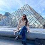 Andrea Jeremiah Instagram - ☀️📚💖🤓👩🏻‍🎨 #paris #louvre #shakespeareandcompany #bookstore #travel #travelgram