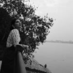 Angana Roy Instagram - गहराइयाँ Captured by the lovely @__blatherskite_ 💛 #gehraiyaan #blackandwhite #wednesdaywisdom #bestoftheday #aesthetic #sareelove #lovefromA #photoshoot #throwback #indianwear #ganges #riverfront #ghaat #kolkataphotography #mood #tones #thinker #kolkatablogger #gangaghat #instafashion Ahiritola Launch Ghat