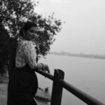 Angana Roy Instagram – गहराइयाँ

Captured by the lovely @__blatherskite_ 💛

#gehraiyaan #blackandwhite #wednesdaywisdom #bestoftheday #aesthetic #sareelove #lovefromA #photoshoot #throwback #indianwear #ganges #riverfront #ghaat #kolkataphotography #mood #tones #thinker #kolkatablogger #gangaghat #instafashion Ahiritola Launch Ghat