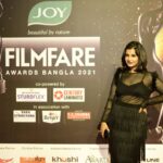 Angana Roy Instagram - About last night. Filmfare Bangla. Captured by : @sourav3934 Makeup by : @anupdasmakeup Styled by : @styleby_tania @filmfare #filmfare #filmfareawards #ootd #ladyinblack The Westin Kolkata