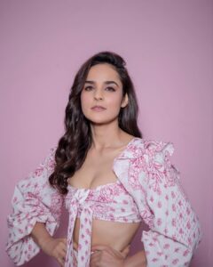 Angira Dhar Instagram - Pink..it’s like red but not quite 💕 
Caption : @aerosmith 🤘🏼
.
Stylist : @edwardlalrempuia 
Asst @asulkr @sushmita_makhija 

Makeup : @tanvichemburkar 
Hair : @shalinisharmamakeupandhair 
Outfit : @hemantandnandita 
Photographer : @rishabhkphotography