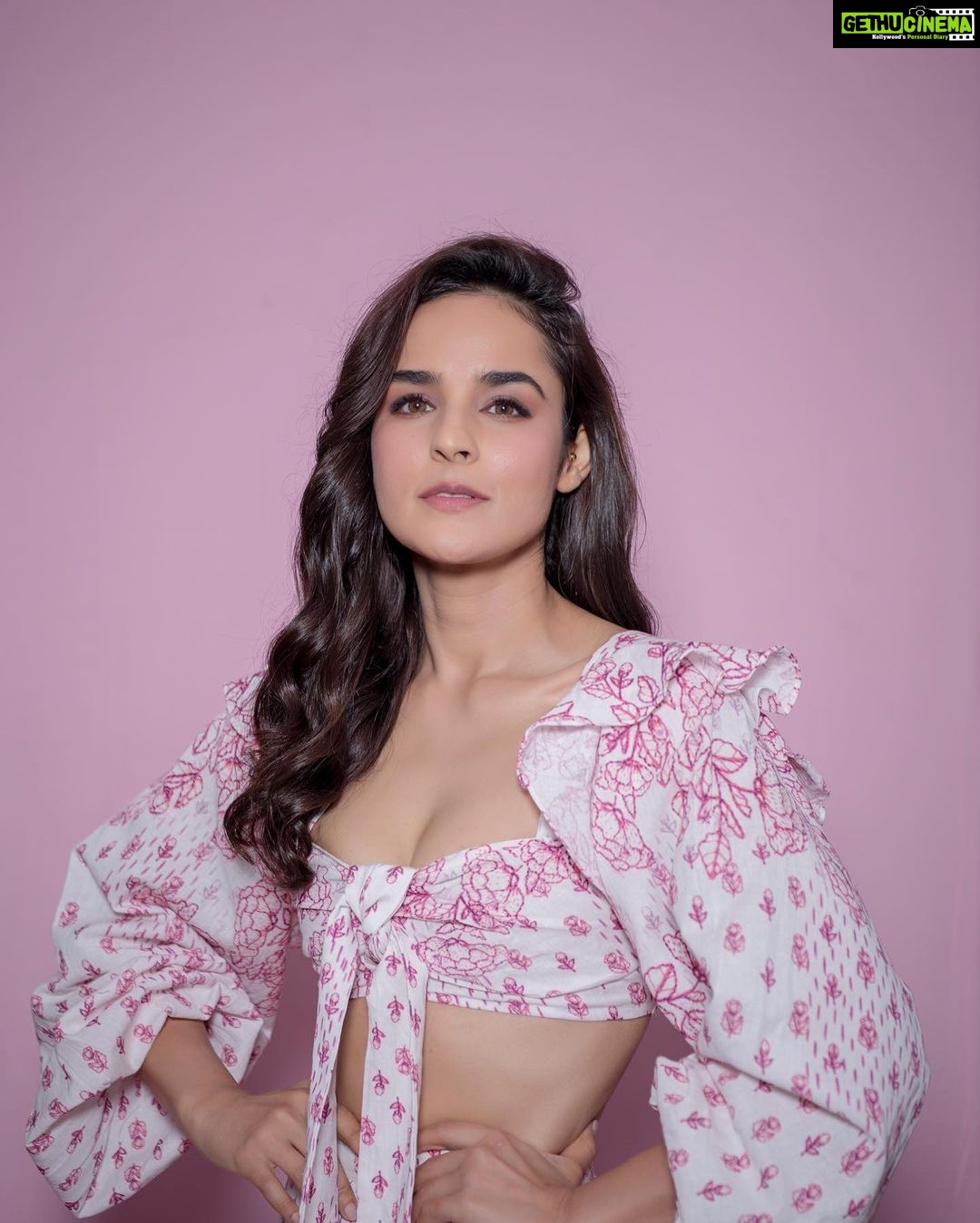 Angira Dhar - 67K Likes - Pink..it’s like red but not quite 💕
Caption : @aerosmith 🤘🏼
.
Stylist : @edwardlalrempuia
Asst @asulkr @sushmita_makhija
Makeup : @tanvichemburkar
Hair : @shalinisharmamakeupandhair
Outfit : @hemantandnandita
Photographer : @rishabhkphotography