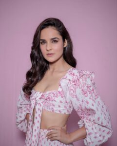 Angira Dhar Instagram - Pink..it’s like red but not quite 💕 
Caption : @aerosmith 🤘🏼
.
Stylist : @edwardlalrempuia 
Asst @asulkr @sushmita_makhija 

Makeup : @tanvichemburkar 
Hair : @shalinisharmamakeupandhair 
Outfit : @hemantandnandita 
Photographer : @rishabhkphotography