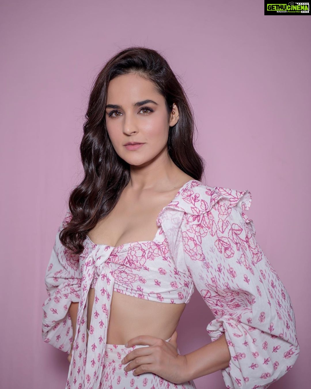 Angira Dhar - 67K Likes - Pink..it’s like red but not quite 💕
Caption : @aerosmith 🤘🏼
.
Stylist : @edwardlalrempuia
Asst @asulkr @sushmita_makhija
Makeup : @tanvichemburkar
Hair : @shalinisharmamakeupandhair
Outfit : @hemantandnandita
Photographer : @rishabhkphotography