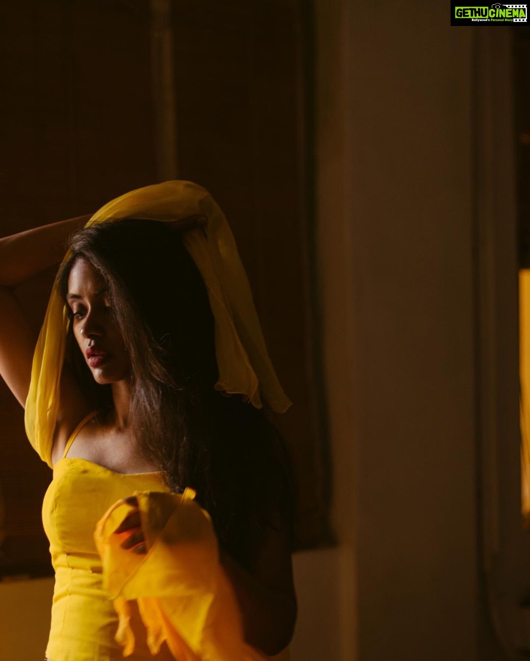 Anjali Patil Instagram - Van Gogh singing her song through the dilapidated minds and cities… @kuthiraivaalthefilm is entering second week in theatres:) Visual Poem : @aishwaryashok Costume Design : Datcha dayal Styling: @binita_ramanathan Dop : @haya_dp Yaazhi Team : @aravindnaga.nft @m0shuu @palaniappan_kathir @yaazhifilms