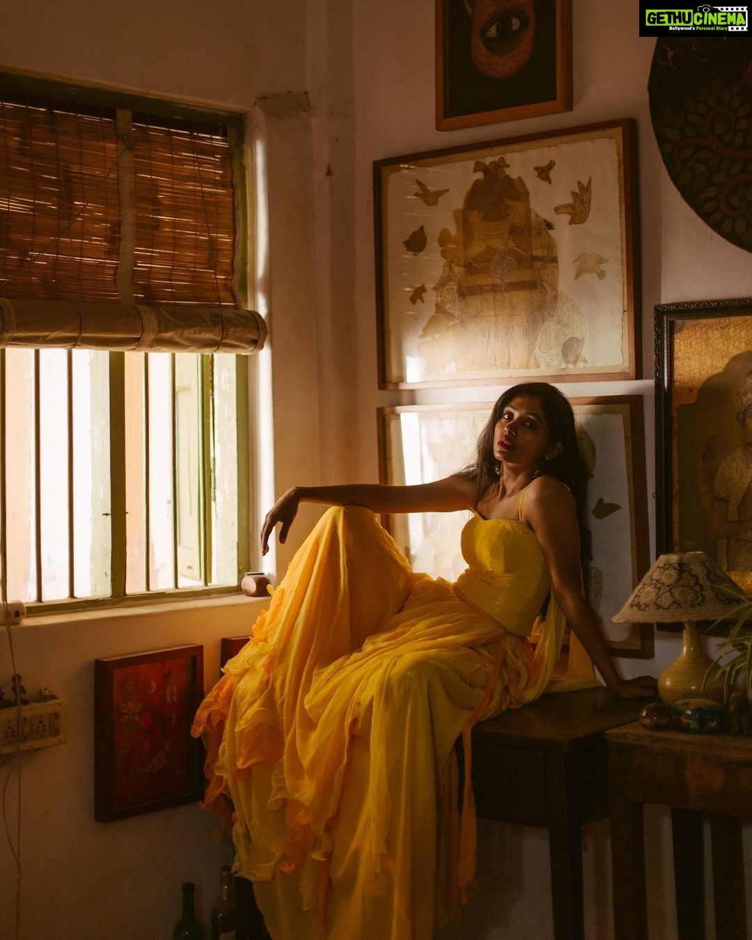 Anjali Patil Instagram - Van Gogh singing her song through the dilapidated minds and cities… @kuthiraivaalthefilm is entering second week in theatres:) Visual Poem : @aishwaryashok Costume Design : Datcha dayal Styling: @binita_ramanathan Dop : @haya_dp Yaazhi Team : @aravindnaga.nft @m0shuu @palaniappan_kathir @yaazhifilms