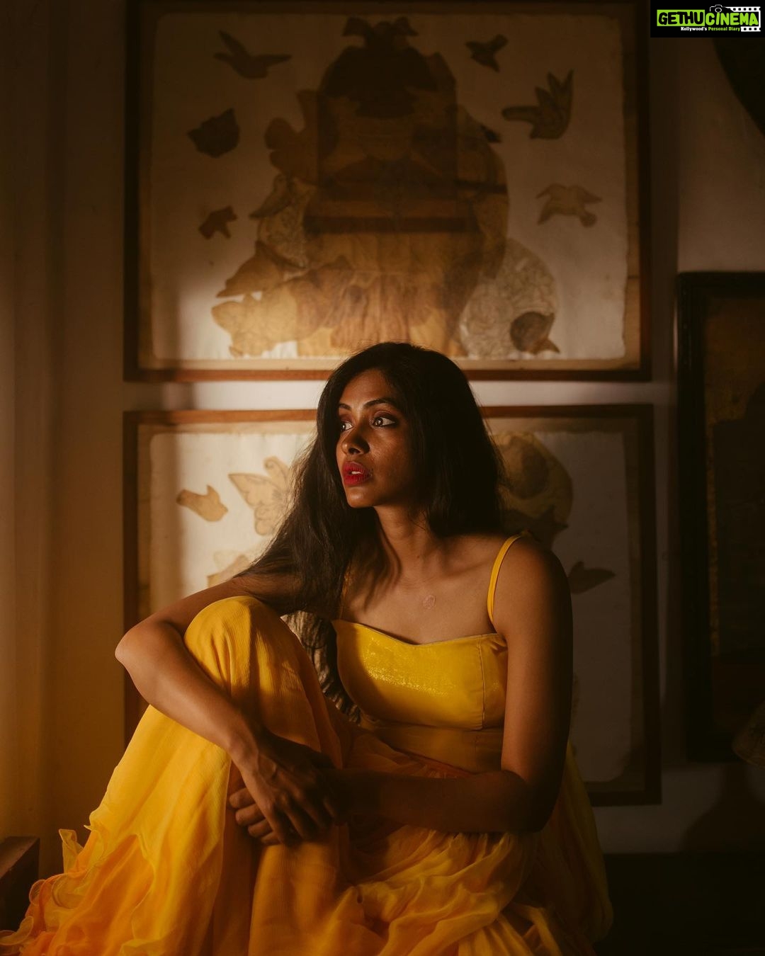Anjali Patil Instagram - Van Gogh singing her song through the dilapidated minds and cities… @kuthiraivaalthefilm is entering second week in theatres:) Visual Poem : @aishwaryashok Costume Design : Datcha dayal Styling: @binita_ramanathan Dop : @haya_dp Yaazhi Team : @aravindnaga.nft @m0shuu @palaniappan_kathir @yaazhifilms