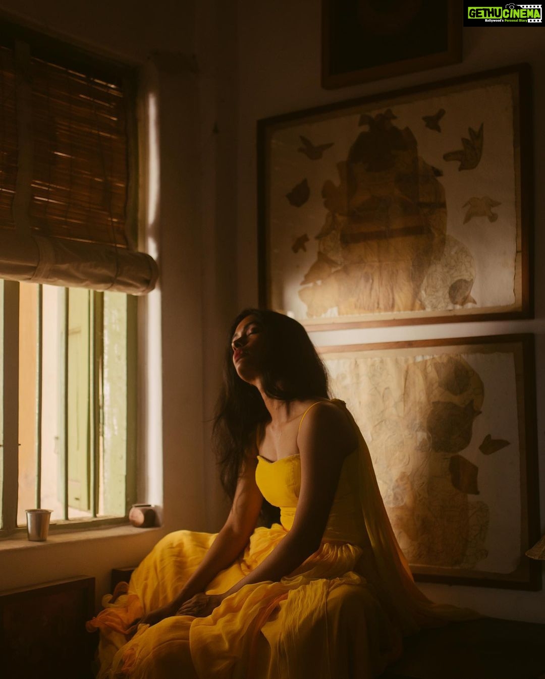 Anjali Patil Instagram - Van Gogh singing her song through the dilapidated minds and cities… @kuthiraivaalthefilm is entering second week in theatres:) Visual Poem : @aishwaryashok Costume Design : Datcha dayal Styling: @binita_ramanathan Dop : @haya_dp Yaazhi Team : @aravindnaga.nft @m0shuu @palaniappan_kathir @yaazhifilms
