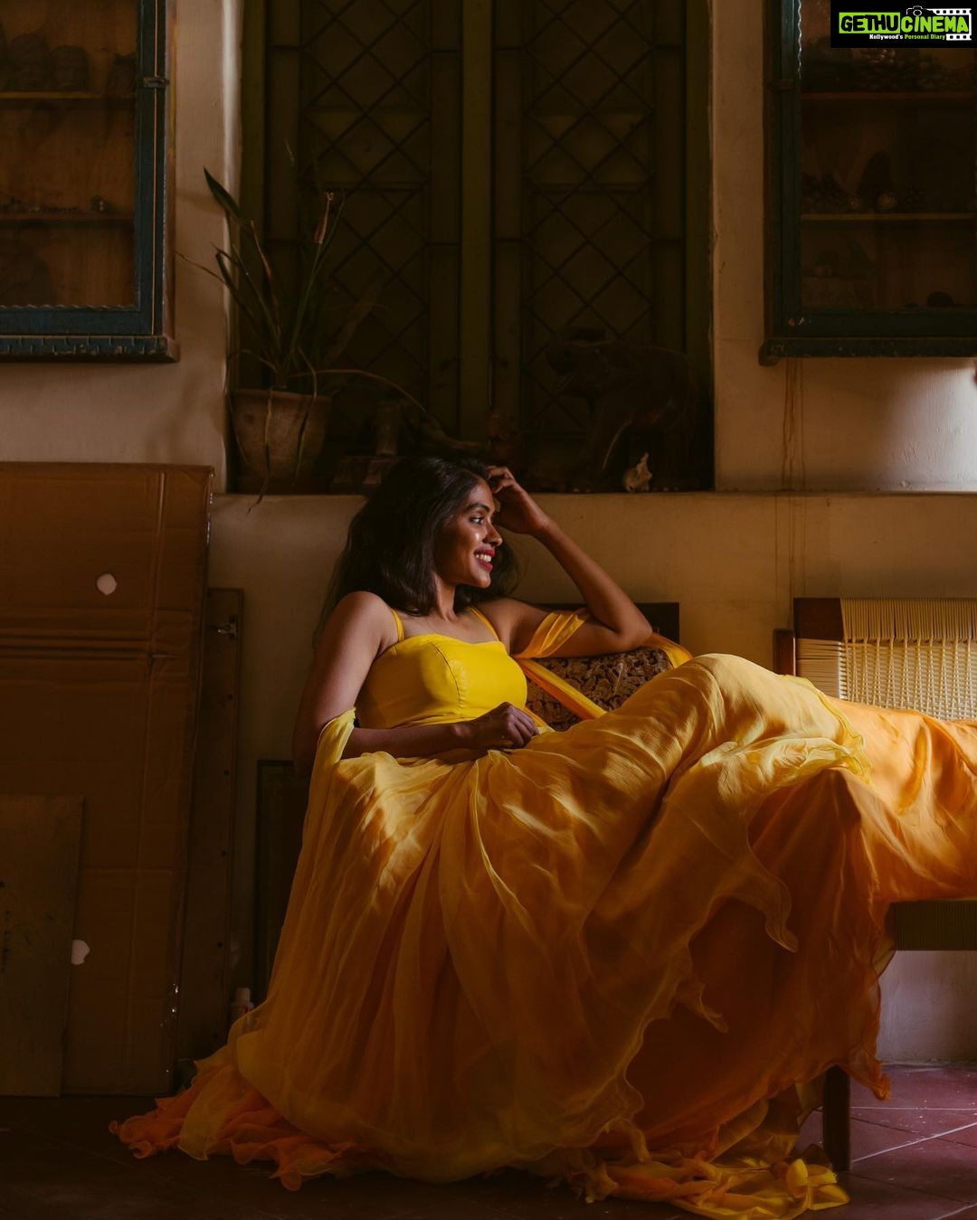 Anjali Patil Instagram - Van Gogh singing her song through the dilapidated minds and cities… @kuthiraivaalthefilm is entering second week in theatres:) Visual Poem : @aishwaryashok Costume Design : Datcha dayal Styling: @binita_ramanathan Dop : @haya_dp Yaazhi Team : @aravindnaga.nft @m0shuu @palaniappan_kathir @yaazhifilms