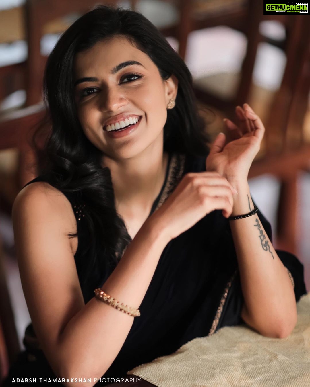 Anju Kurian Instagram - Wishing you a day full of smiles and happy things to celebrate International Day Of HaPpInEsS 🥰🤍🤗. What does happiness mean to you? Drop a comment below ⬇️ 🥰. 📸- @adarsh_thamarakshanphotography #happiness #celebratelife #tb #internationaldayofhappiness #bekind #sundayvibes #happysunday #loveyouall #morningroutine #instapost #ootd #sareelove #traditionalwear #instamood #love #haveagoodday Kerala