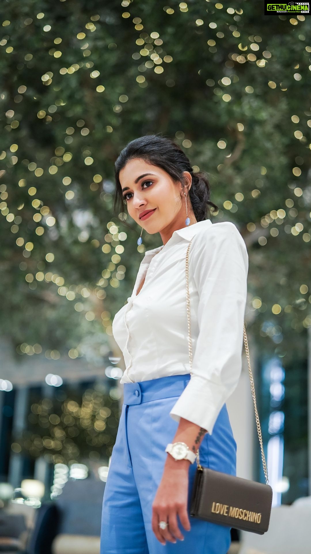 Anju Kurian Instagram - Following the trends to make your feed even more trendy 😉. #trending #newreels #reelitfeelit #instareels #wednesdayvibes #instafashion #fashion #stylediary #newtrend 🎥- @fazil3 @hafidhmohd_ 💁🏻♀️- @ellacavad 💄- @deepali.akuula 🏨- @addressbeachresort