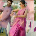 Anju Kurian Instagram - Jolly O Gymkhana 🤙🏻 #bts #makingvideo #jollyogymkhana #sareelove #reels #beast #ad #reeloftheday 🎞- @celebrandsindia @imagesadfims @deepuanthikad @shibuanthikad 💄- @jijeeshmakeupartist 👗- @fashiondesignernayanasreekanth 💃🏾- @bijudhwanitarang