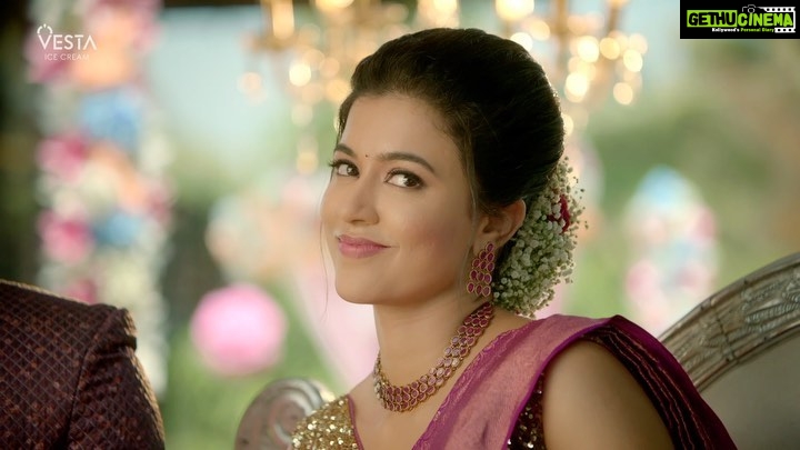 Anju Kurian Instagram - #perfectmoment #perfecticecream #ad Brand: @vestaicecreams Direction: @deepuanthikad @shibuanthikad Production: @imagesadfims @celebrandsindia @sparkconsultingcochin MUA: @jijeeshmakeupartist Styling: @fashiondesignernayanasreekanth Choreographer: @bijudhwanitarang