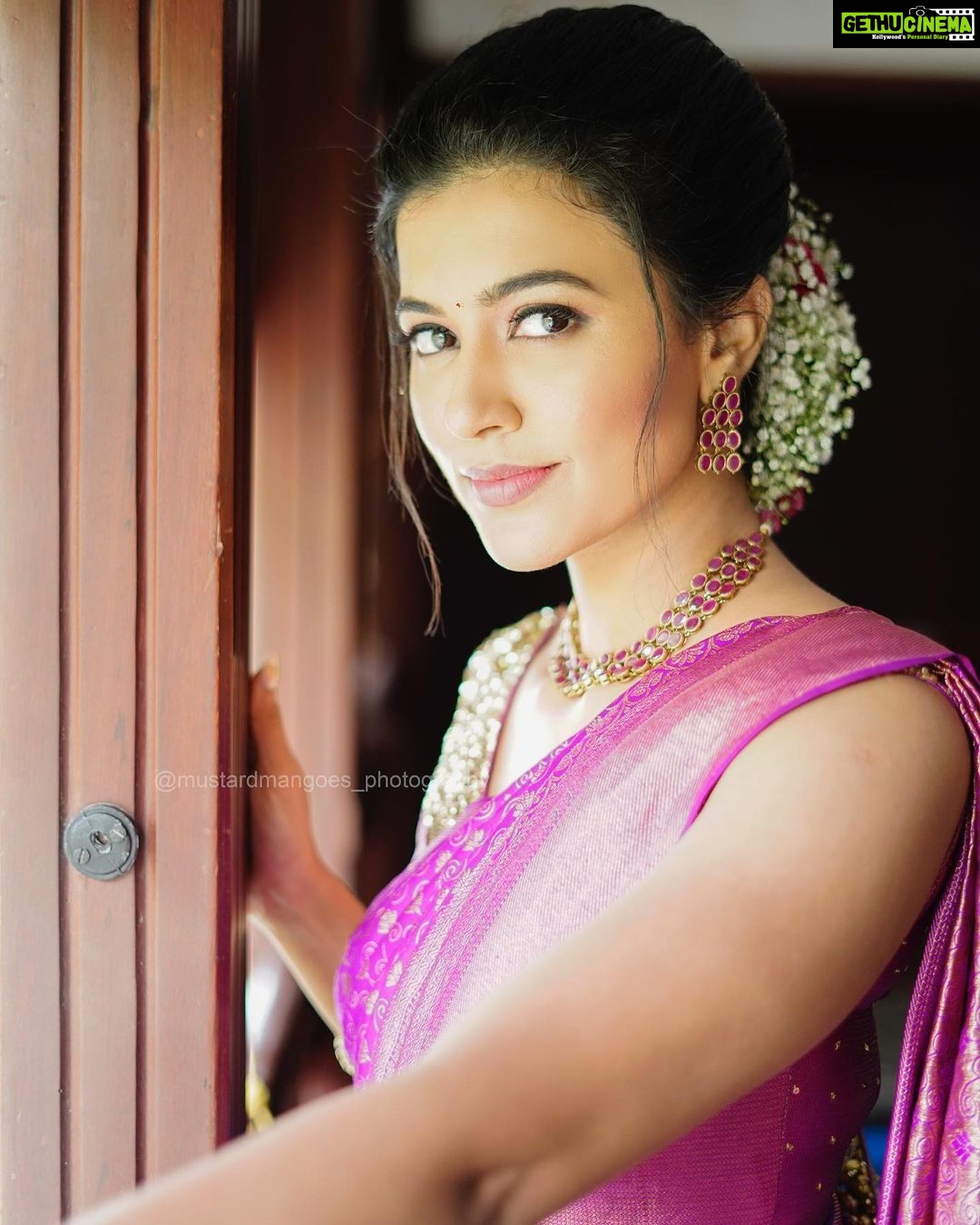 Anju Kurian Instagram - πππ πΈ - @zion_mathew_thomas ππ»ββοΈ- @fashiondesignernayanasreekanth π- @jijeeshmakeupartist #sareelove #traditional #instadaily #postoftheday #spreadlove #ootd #instamood #favourites