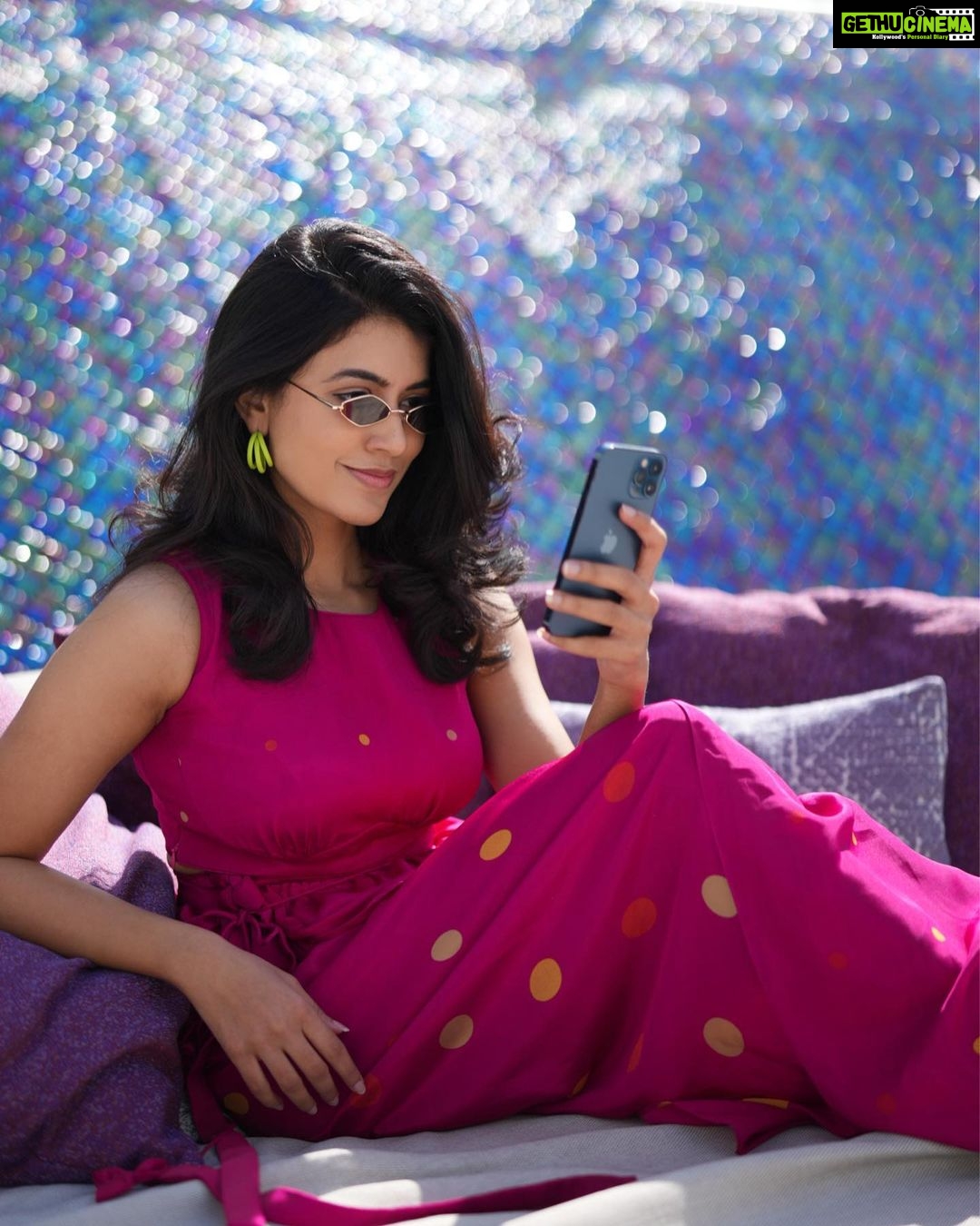 Anju Kurian Instagram - Question of the day 🔈: Would you delete social media for a healthy relationship??? 🤪🤪🤪 📸- @fazil3 👗- @arsignatureofficial #thursdayvibes #qna #picoftheday📷 #goodevening #instafashion #traveller #goalsetting #instagrammers #eveningvibes #portraitvision #spreadlove #bekind Question of the Day
