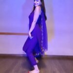 Ankitta Sharma Instagram - I just had to! 🌙💜 Choreography: @niraj_patel_06 Wearing: @needleandbeyondofficial #chandbaliyan #ankitasharma #reelitfeelit #saadireelsaadifeel