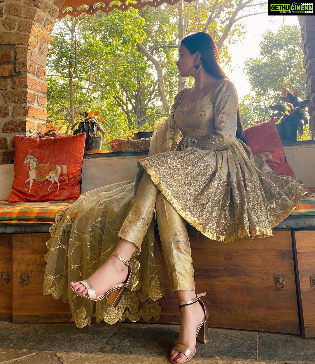 Ankitta Sharma Instagram - 𝗝𝗲 𝘁𝘂 𝗮𝗸𝗵𝗶𝘆𝗮𝗻 𝗱𝗲 𝘀𝗮𝗮𝗺𝗻𝗮𝘆 𝗻𝗮𝗶 𝗿𝗲𝗵𝗻𝗮, 𝘁𝗲 𝗯𝗶𝗯𝗮 𝘀𝗮𝗮𝗱𝗮 𝗱𝗶𝗹 𝗺𝗼𝗿𝗵 𝗱𝗲.. 🥀