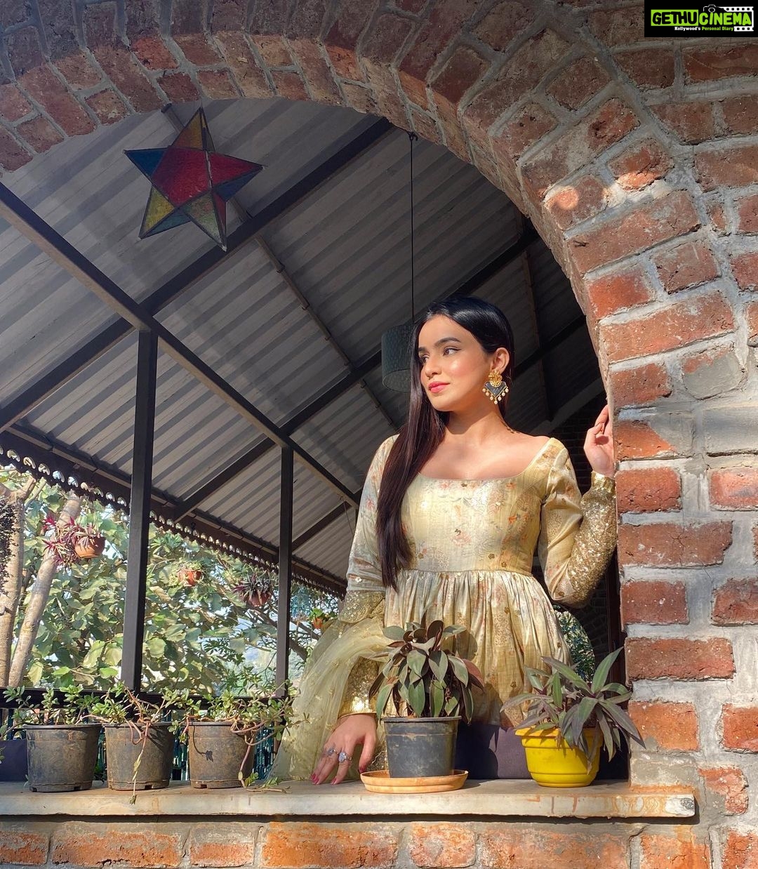 Ankitta Sharma Instagram - 𝗝𝗲 𝘁𝘂 𝗮𝗸𝗵𝗶𝘆𝗮𝗻 𝗱𝗲 𝘀𝗮𝗮𝗺𝗻𝗮𝘆 𝗻𝗮𝗶 𝗿𝗲𝗵𝗻𝗮, 𝘁𝗲 𝗯𝗶𝗯𝗮 𝘀𝗮𝗮𝗱𝗮 𝗱𝗶𝗹 𝗺𝗼𝗿𝗵 𝗱𝗲.. 🥀