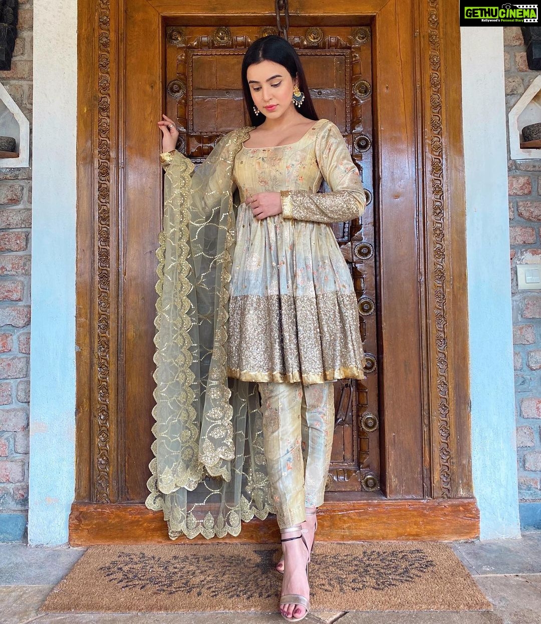 Ankitta Sharma Instagram - 𝗝𝗲 𝘁𝘂 𝗮𝗸𝗵𝗶𝘆𝗮𝗻 𝗱𝗲 𝘀𝗮𝗮𝗺𝗻𝗮𝘆 𝗻𝗮𝗶 𝗿𝗲𝗵𝗻𝗮, 𝘁𝗲 𝗯𝗶𝗯𝗮 𝘀𝗮𝗮𝗱𝗮 𝗱𝗶𝗹 𝗺𝗼𝗿𝗵 𝗱𝗲.. 🥀