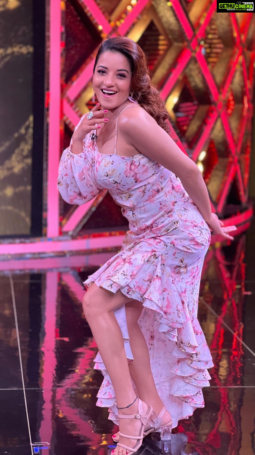Antara Biswas Instagram - “ Gulabi “ Gulabi “…. 💞💓💗💖…. Complete Makeover in style 🎀…. #makeup #hairstyling #gettingready #style #attitude #makeover #fun #team Styled by: @harshalds Mua: @sachinmakeupartist1 Hairstyling: @shab_qureshi786 📹: @deepakpathak663
