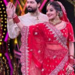 Antara Biswas Instagram - Reliving our shaadi moments yet again on a reality show! #MonVik #monalisa #vikrant #smartjodi #starplus #happy #couple #bonding #love #husbandandwife #bridal #look #lovestory Styled By: @harshalds Mua : @sachinmakeupartist1 Hairstyling: @shab_qureshi786 📸: @deepakpathak663