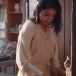 Anushka Sharma Instagram - For some reason, Virat decided to overestimate the power of a common clip. 🤦🏻‍♀️🥲 Thankfully @livspace interiors are not just stunning but smart too. #LoveTheWayYouLiv #homeinteriors #livspace #ad