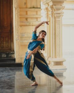 Aparna Balamurali Instagram - Narumugaye out now in my offical Youtube channel!!! Link in bio ❤️❤️ Thanking a lot of people behind this beautiful work!! @anjalirwarrier_arw @bijudhwanitarang @gopika_kripal_makeovers @ihari_rs @pournami_mukesh_photography @vasu.nair91 @amminirajendran Parappukadu Mahadevi Temple