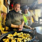 Ashish Vidyarthi Instagram - Lote wala jaleba anda market,Mallital,Nainitaal #jaleba #lotewalajaleba #kalimirchwali chai #northindia #nainitaal Mallital Market