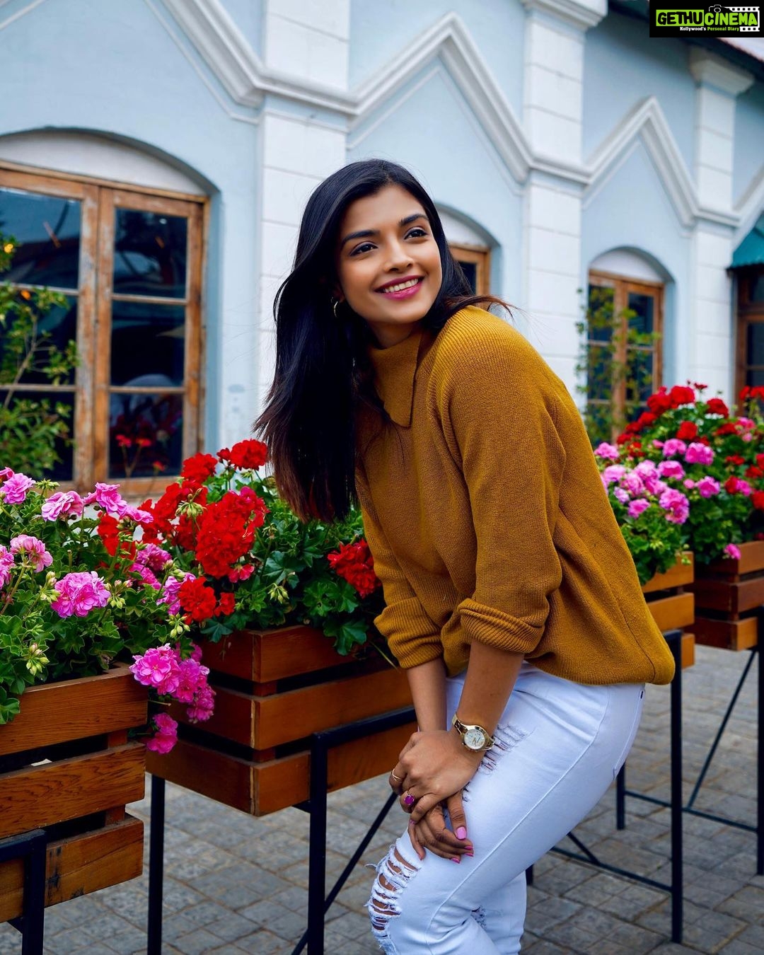 Ashna Zaveri Instagram - Be like a flower, survive the rain but use it to grow.🌸