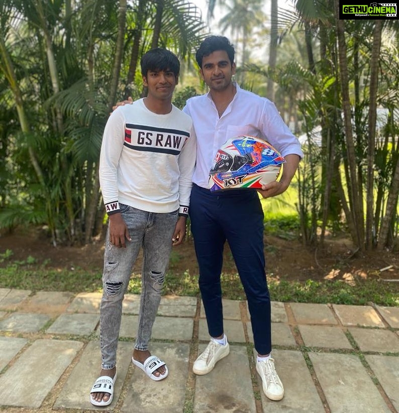 Ashok Selvan Instagram - Thank you for this amazing, a #RajivSethuReplica special edition helmet, my dear brother @rajivsethu08 🔥 I truly love it! And best wishes for the upcoming championship! Keep slaying 💪🏽 🤗 #8 #kyt