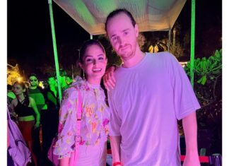 Asmita Sood Instagram - Four inch heels 👠..and still couldn’t match your height @derek_cercle !! What a night at @w_goa !! Thank you for having me there 🦋 @cerclerecords #aboutlastweekend #saturday #wgoa #wgoarockpool #cerclerecords #cerclemusic #cercle #latepost #cerclenights W GOA