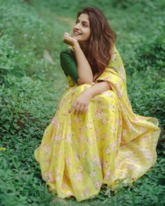 Athmiya Instagram - 💛
@_zastra 📸💛 
@_aacna_coture_customised_cloth 👗💛