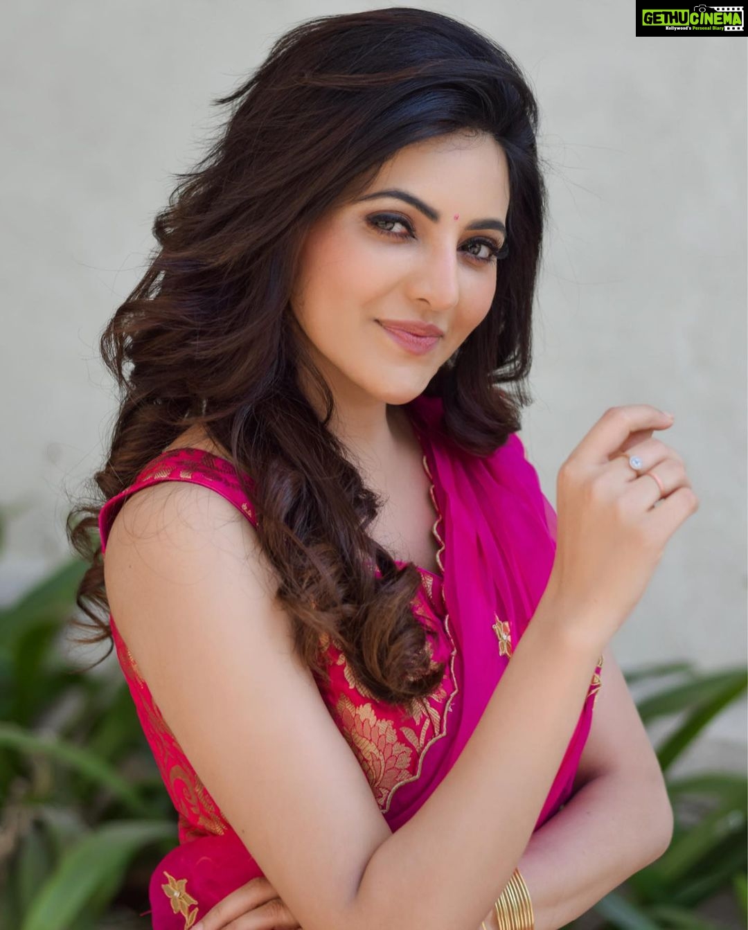 Athulya Ravi Instagram - Every day is a change to be better !! #pinklover💕 #wednesdayvibes Pink saree from @labelkanupriya 💖 M&H @mua_vijisharath 🥰 Clicked @irst_photography 📸 Accessories @bcos_its_silver 🥰