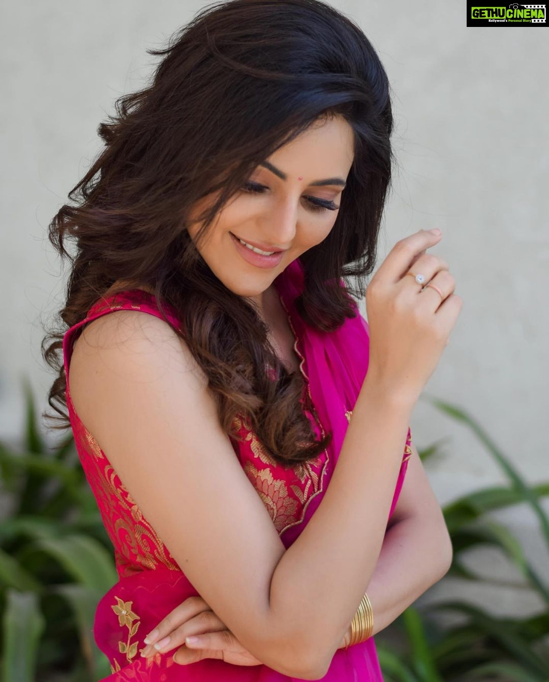 Athulya Ravi Instagram - Every day is a change to be better !! #pinklover💕 #wednesdayvibes Pink saree from @labelkanupriya 💖 M&H @mua_vijisharath 🥰 Clicked @irst_photography 📸 Accessories @bcos_its_silver 🥰