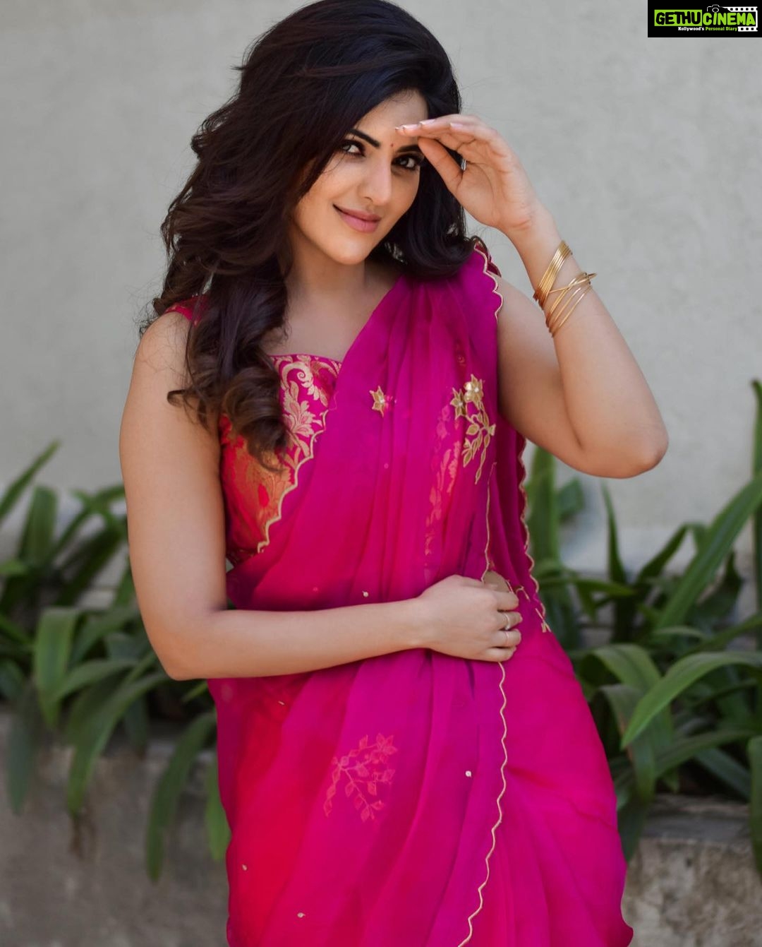 Athulya Ravi Instagram - Every day is a change to be better !! #pinklover💕 #wednesdayvibes Pink saree from @labelkanupriya 💖 M&H @mua_vijisharath 🥰 Clicked @irst_photography 📸 Accessories @bcos_its_silver 🥰