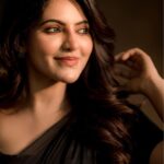 Athulya Ravi Instagram – There is something about black ! You feel hidden away in it .. #black #sareelove #sundayvibes ❤️❤️ 
Black saree @elegant_threads_by_salma 🤗
M&H @artistrybyshanu 🤗
Clicked @camerasenthil 🤩📸