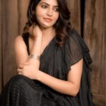Athulya Ravi Instagram – There is something about black ! You feel hidden away in it .. #black #sareelove #sundayvibes ❤️❤️ 
Black saree @elegant_threads_by_salma 🤗
M&H @artistrybyshanu 🤗
Clicked @camerasenthil 🤩📸