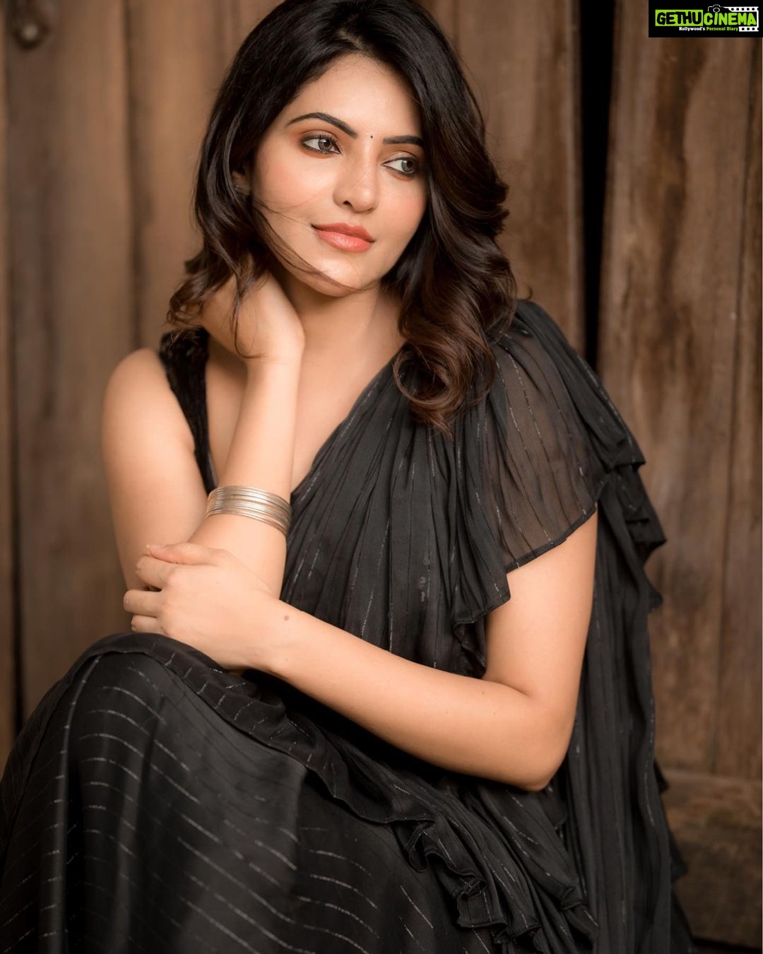 Athulya Ravi Instagram - There is something about black ! You feel hidden away in it .. #black #sareelove #sundayvibes ❤️❤️ Black saree @elegant_threads_by_salma 🤗 M&H @artistrybyshanu 🤗 Clicked @camerasenthil 🤩📸 - Gethu Cinema Athulya Ravi Instagram - There is something about black ! You feel hidden away in it .. #black #sareelove #sundayvibes ❤️❤️ Black saree @elegant_threads_by_salma 🤗 M&H @artistrybyshanu 🤗 Clicked @camerasenthil 🤩📸 - Gethu Cinema
