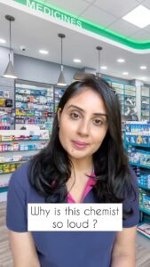 Bhanushree Mehra Instagram - Ever been in an embarrassing situation like this ? 😂😅
.
.
.
.
.
.
.
.
#chemist #tooloud #funnypeople #embarrassing #awkwardmoments #comedy